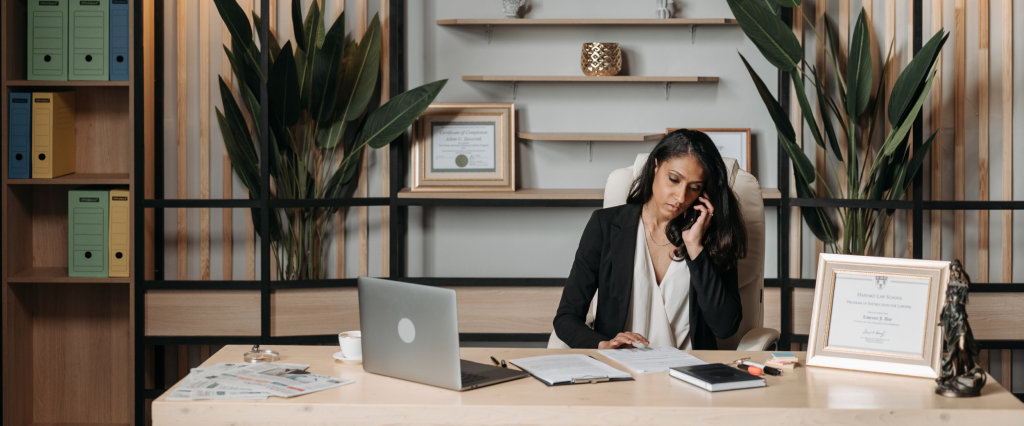 A virtual assistant explaining the terms and conditions on money back guarantee to the client.